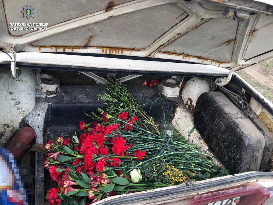 Цветы, которые украли вандалы на кладбище в Одессе. Фото: Патрульная полиция