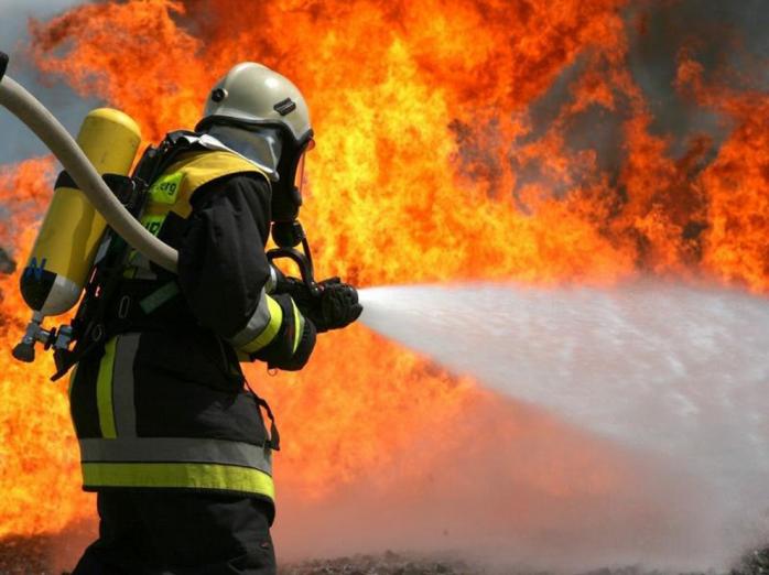 Масштабну пожежу на підприємстві у Кам'янці гасили понад чотири години. Фото: in-news