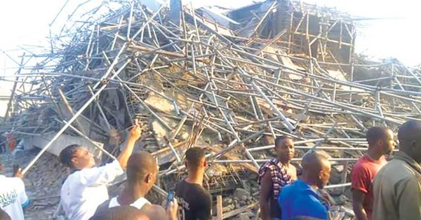 Обрушившееся здание школы в Нигерии. Фото: guardian