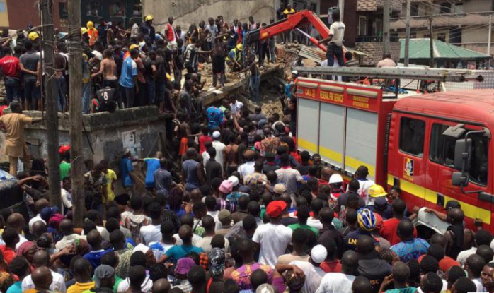 У Нігерії обвалилася будівля школи і поховала під уламками близько сотні осіб. Фото: reuters