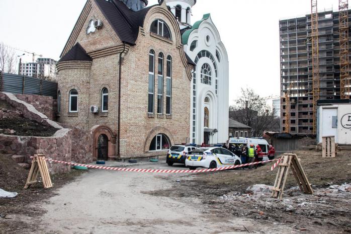 У Києві знайшли труп біля воріт церкви. Фото: Информатор