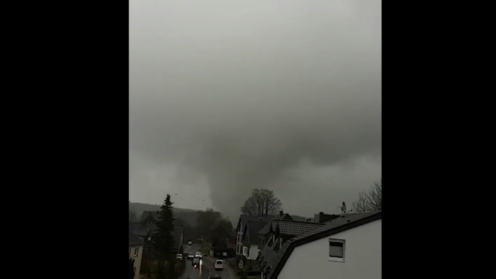 Сильный торнадо обрушился на Германию