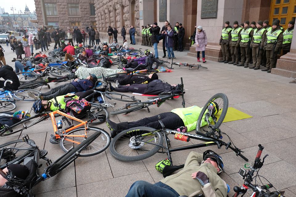 Велосипедисти на лежачому мітингу під КМДА. Фото: Асоціація велосипедистів Києва