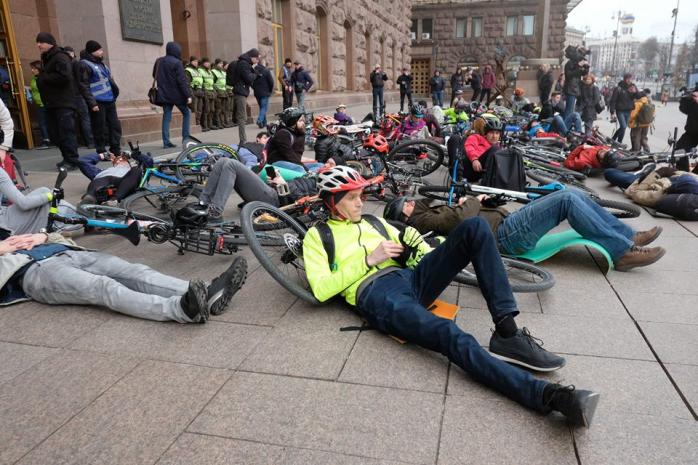 Велосипедисти зібралися на лежачий протест під КМДА через загибель товариша. Фото: Асоціація велосипедистів Києва