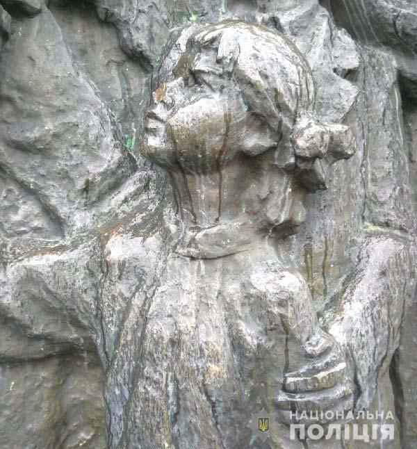 У Рівному понівечили монумент Вічної слави. Фото: Нацполіція