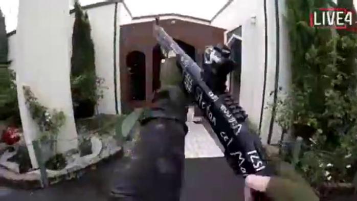 Теракт в мечети Новой Зеландии: стрелок увлекался Брейвиком и подписал оружие именами "братьев по духу" / Фото: Daily Mail