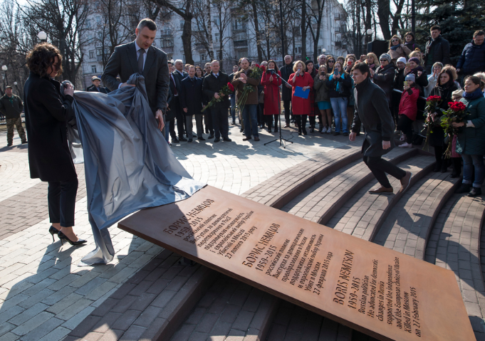 Жанна Нємцова на відкритті меморіалу на честь Бориса Нємцова. Фото: сайт мера Києва