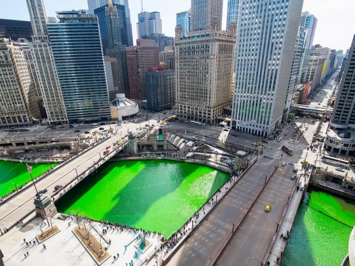 В Чикаго одноименную реку покрасили в зеленый цвет. Фото: flickr.com