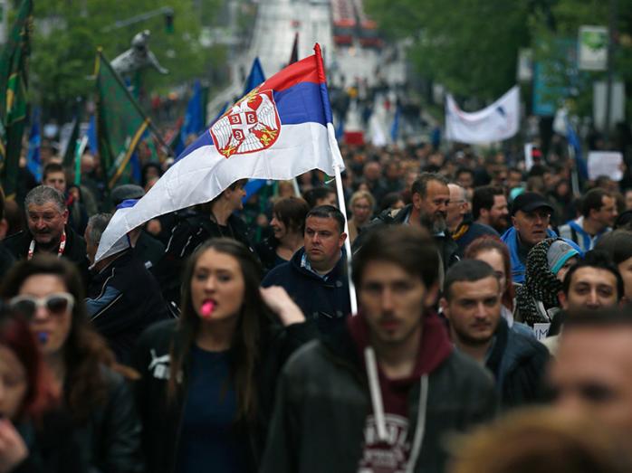 В Белграді мітингувальники оточили резиденцію президента Сербії. Фото: Vocal Europe