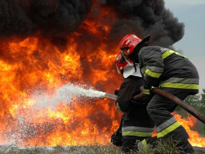 У Маріуполі сталася пожежі на території підприємства «Азовсталь». Фото: Цензор.НЕТ