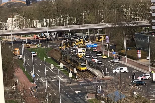 Поліцейські оточили територію, на якій невідомі влаштували стрілянину по трамваю в Утрехті. Фото: twitter / AmichaiStein1