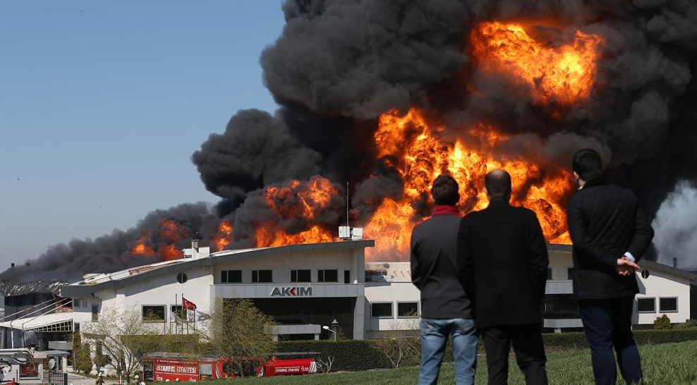 Масштабный пожар на заводе в Стамбуле. Фото: cnnturk