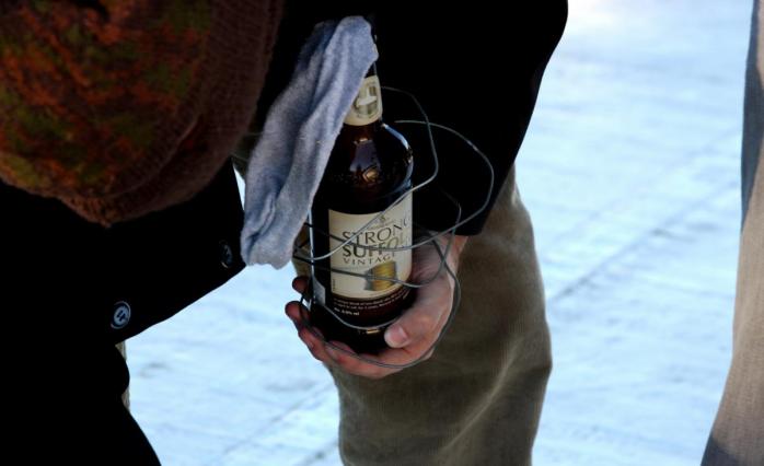 У вітрину магазину Roshen кинули пляшку із запалювальною сумішшю, фото: Wikimedia Commons
