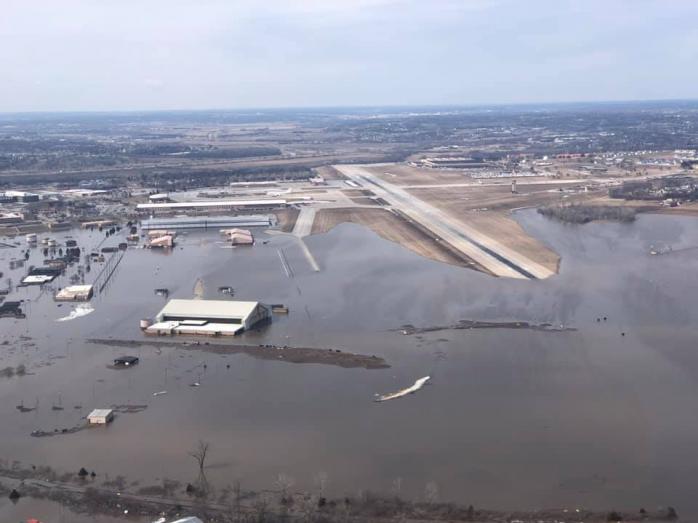 Наводнение вывела из строя авиабазу ВВС США в Небраске, фото — Фейсбук