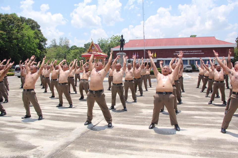 Тайських поліцейських із зайвою вагою відправили до спортивних таборів. Фото: facebook.com/lovepolice2