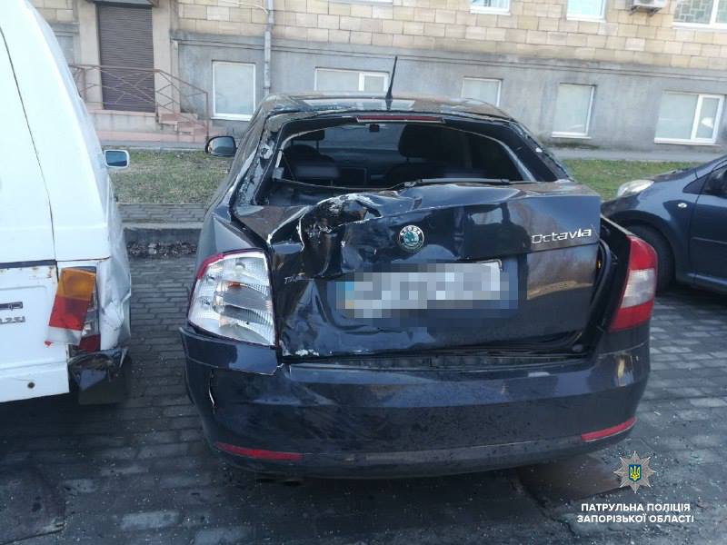 Автомобіль, який пошкодила маршрутка у Запоріжжі