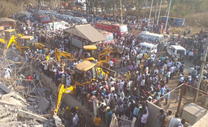 В Индии обрушился торговый центр, есть погибшие и раненые. Фото: twitter/RiazJS