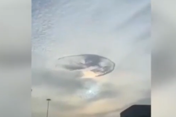 Зловещая "дыра" в небе напугала жителей ОАЭ, скриншот видео