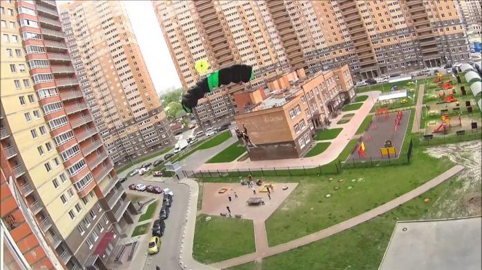У Києві парашутист-екстремал стрибнув з 30-го поверху і застряг на стовпі. Фото: YouTube