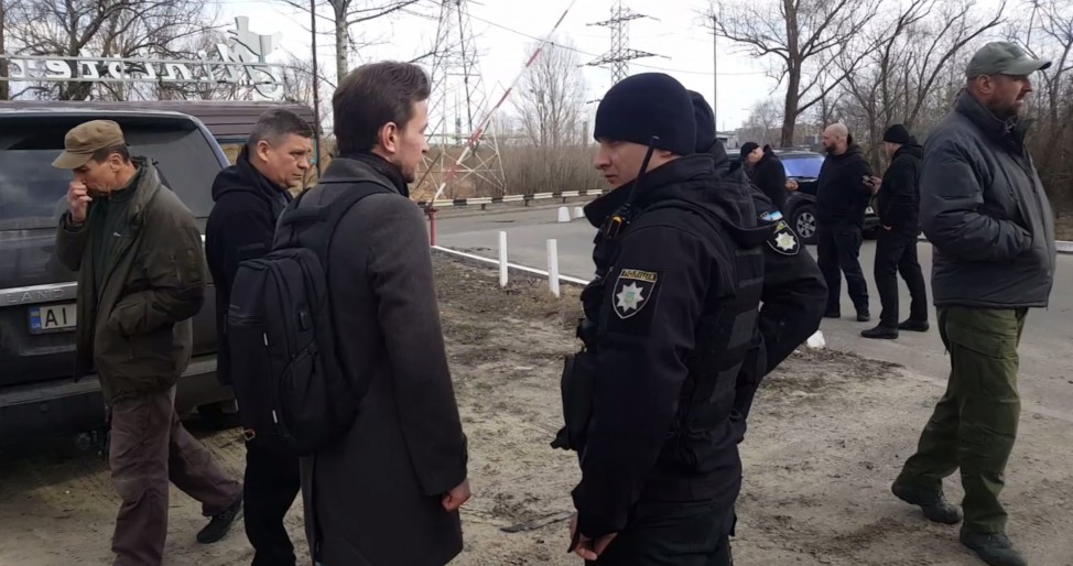 Охрана Медведчука удерживала в лесу журналистов, которые снимали с воздуха государственные дачи