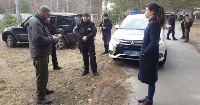 Охорона Медведчука утримувала в лісі журналістів, які знімали з повітря державні дачі, фото — Фейсбук М.Опанасенко