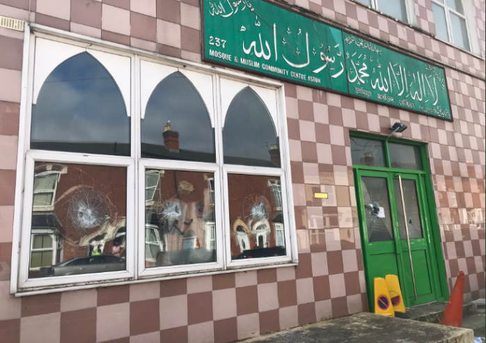 У Великій Британії невідомий з кувалдою напав на п'ять мечетей. Фото: twitter/BenChapmanITV