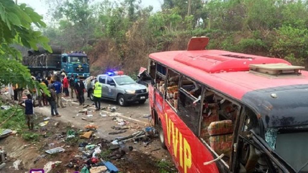 Два автобуса столкнулись в Гане. Фото: bbc.com