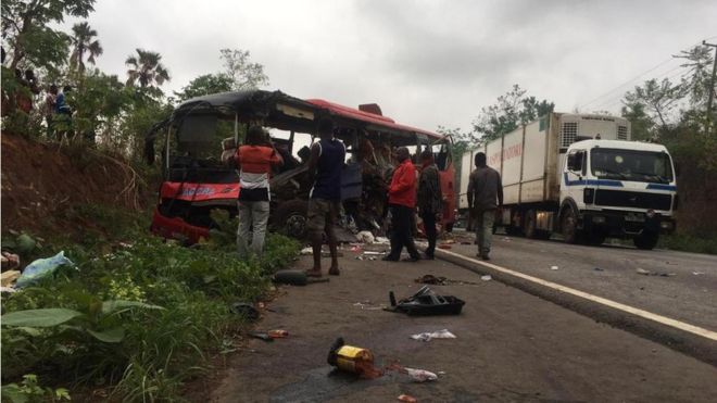 Два автобуса столкнулись в Гане. Фото: bbc.com