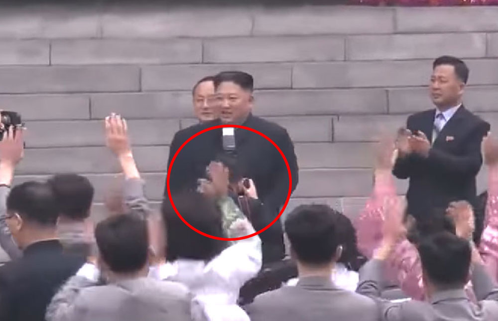 Фотограф подошел ближе чем на два метра к лидеру КНДР, что запрещено. Фото: Daily NK