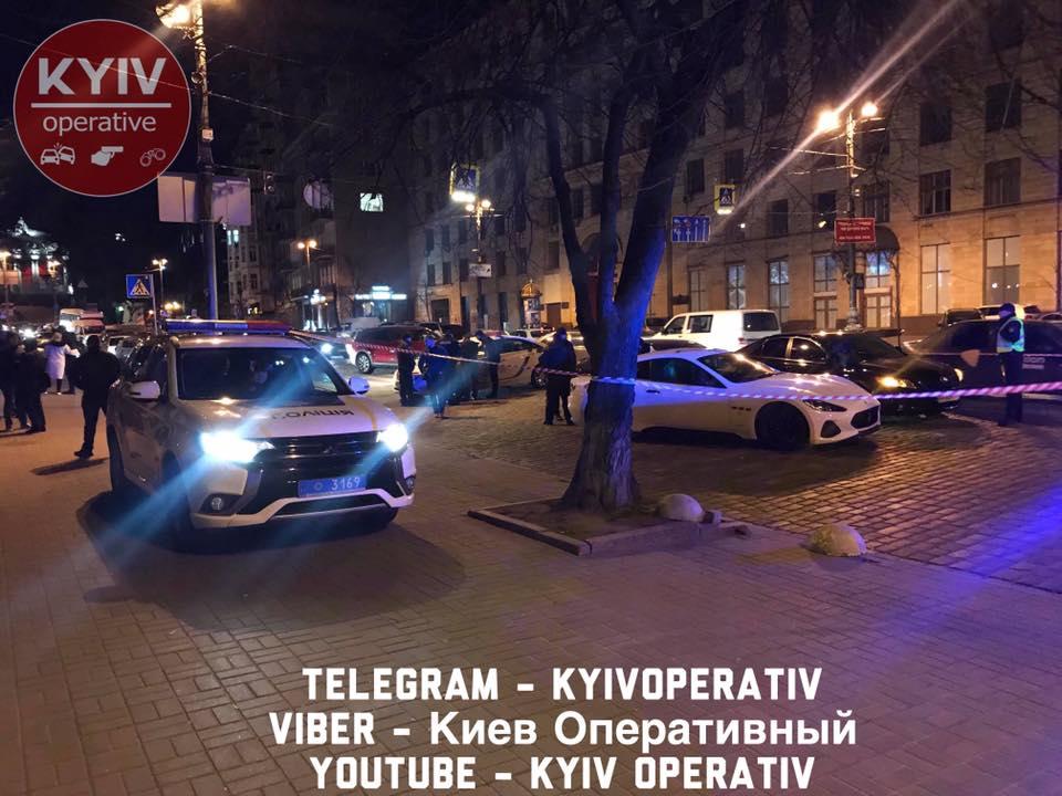 Водитель престижного авто начал стрелять после ДТП в столице. Фото: «Киев оперативный» в Facebook