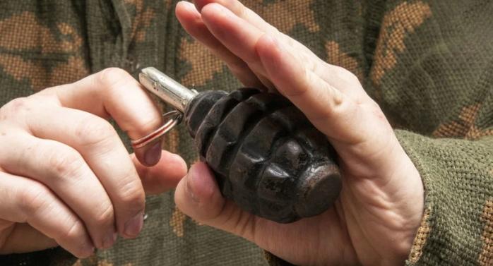 Чоловік погрожував підірвати гранату у житловому будинку. Фото: ВКонтакте