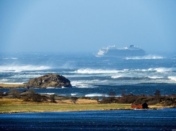 Круизный лайнер застрял в норвежских водах, эвакуированы более 1 тыс. человек. Фото: twitter.com/sotiridi
