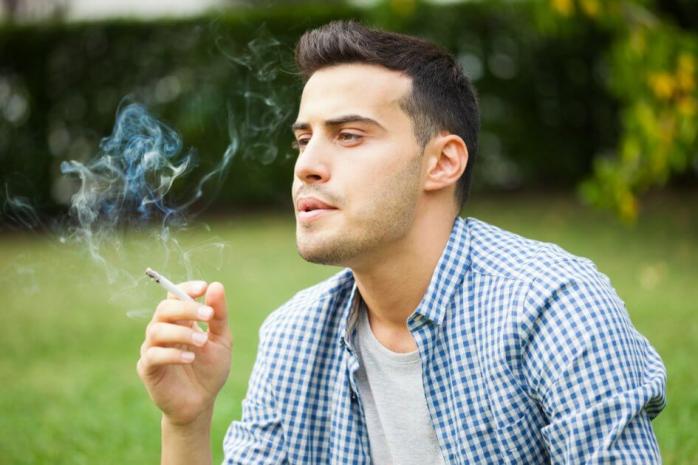 Куріння чоловіків збільшує небезпеку для майбутніх дітей – вчені. Фото: Фаза роста