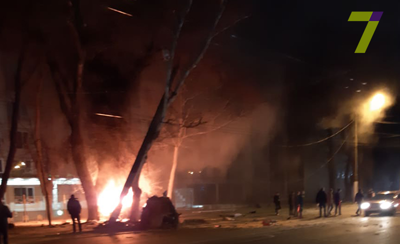 В Одессе автомобиль въехал в элетроопору, есть погибшие. Фото: 7 канал