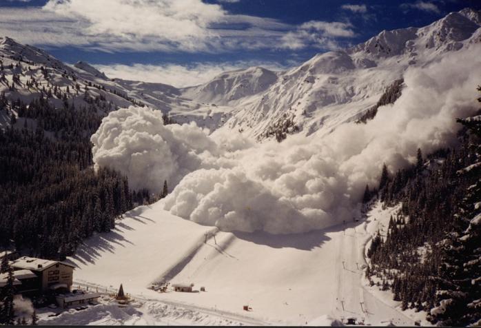 В швейцарских Альпах лавина накрыла четырех туристов. Фото: NewsOne