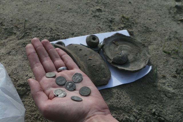 На столичному Подолі знайшли римські монети. Фото: Сегодня