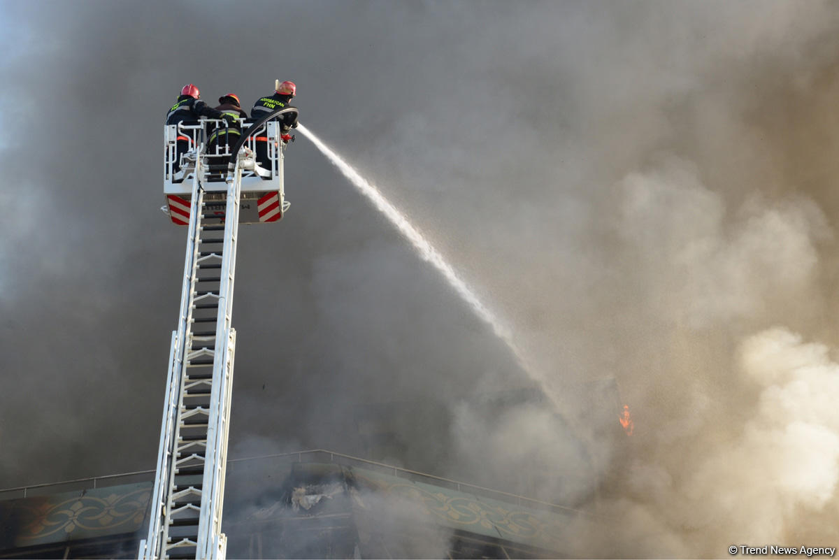 Пожар в торговом центре в Баку. Фото: trend.az