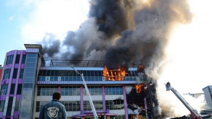 У Баку горить торговельний центр, постраждав пожежник. Фото: РБК