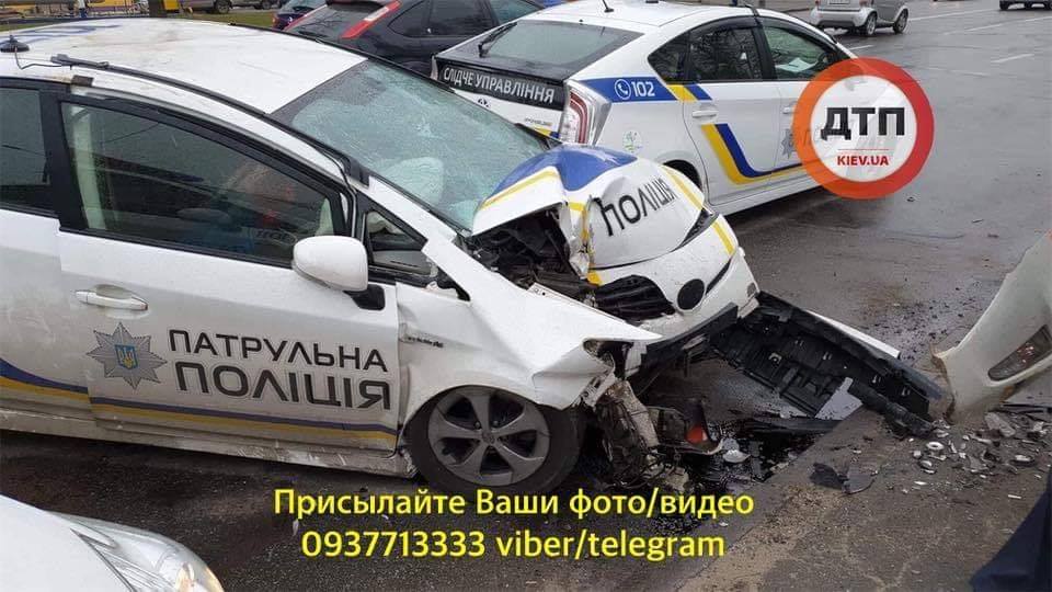 У Києві розбилася поліцейська Toyota, є постраждалі 