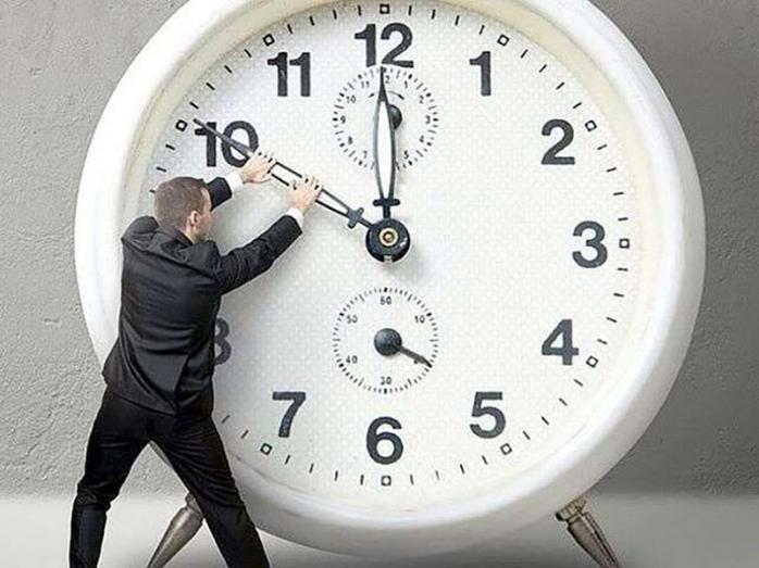 Європарламент підтримав ідею скасувати переведення стрілок годинників з 2021 року. Фото: Днепр Час
