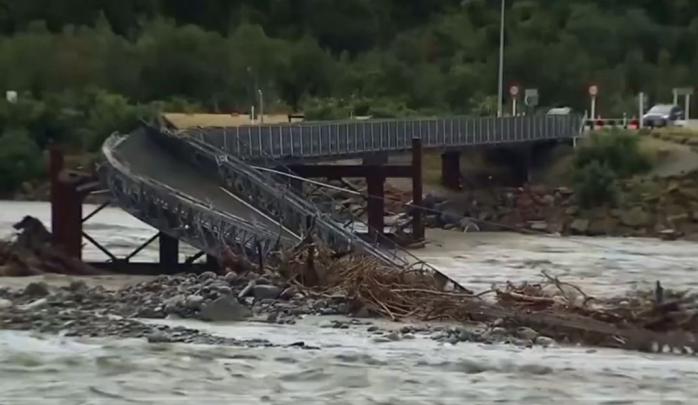 В Новой Зеландии мощный ливень смыл мост