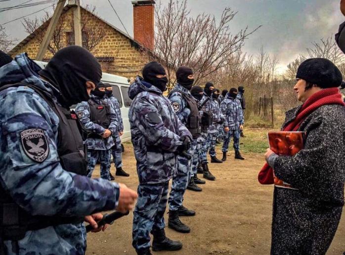 Окупанти затримали 15 кримських татар після масових обшуків на півострові
