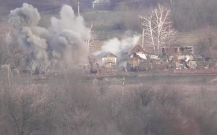 На Донбассе ВСУ уничтожили позицию боевиков, обустроенную в домах гражданских, фото — скриншот видео