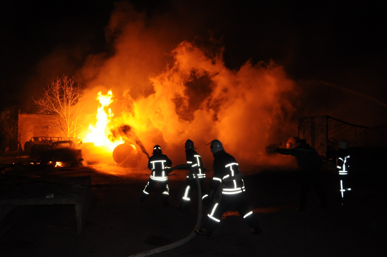 У Кропивницькому на автостоянці спалахнула пожежа, лунали вибухи