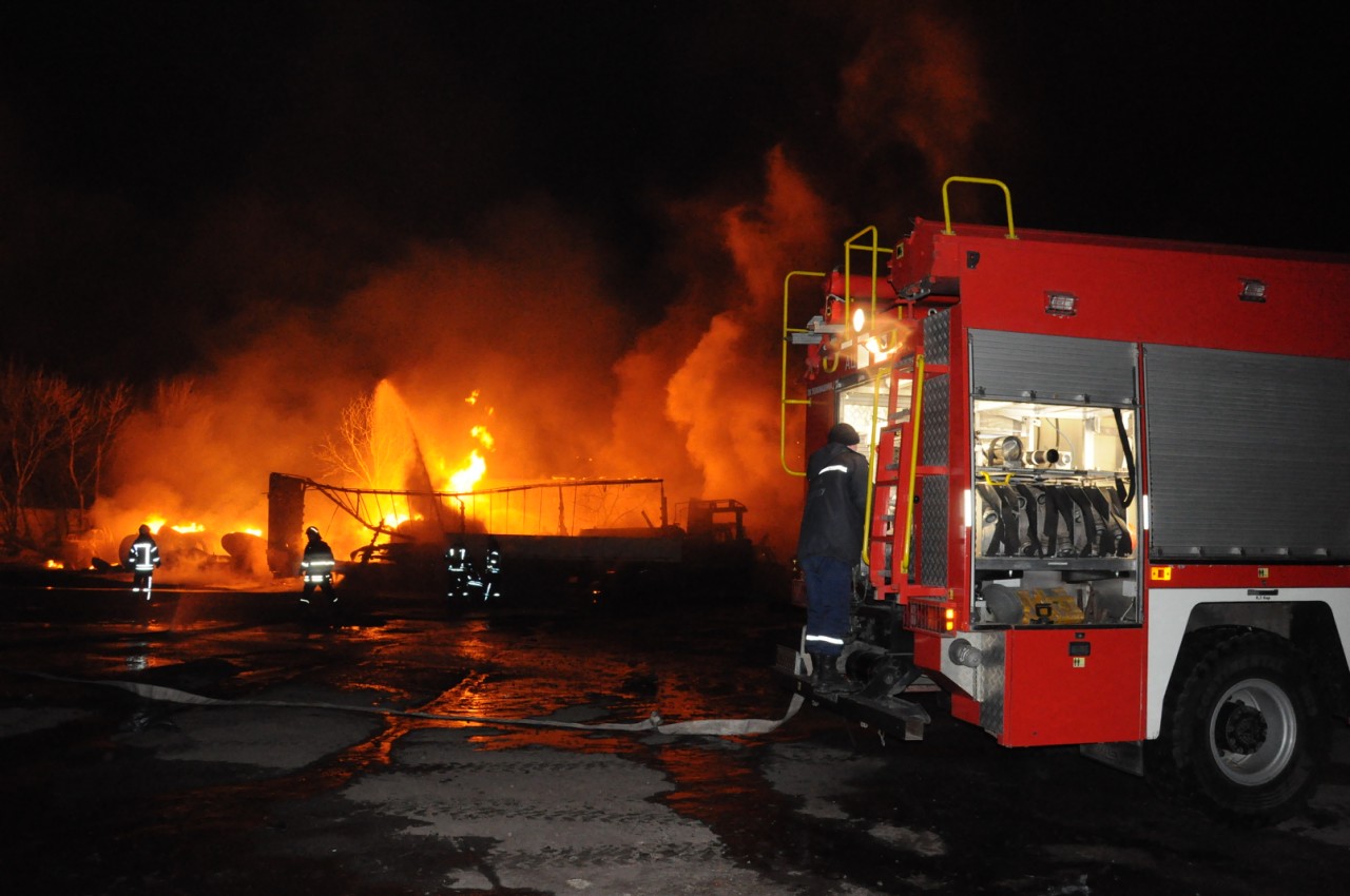 Пожежа у Кропивницькому відправила до лікарні трьох осіб. Фото: ДСНС