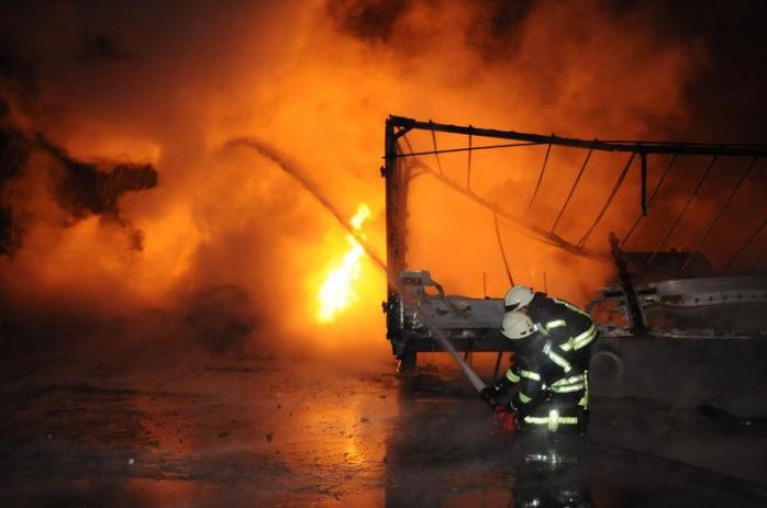 В Кропивницком вспыхнул пожар на автомобильной стоянке, есть пострадавшие. Фото: МВД