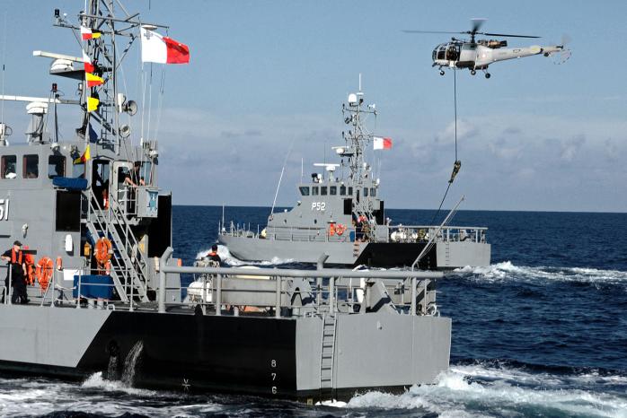 В операції задіяні кілька військових кораблів та вертоліт, фото: «Вікіпедія»