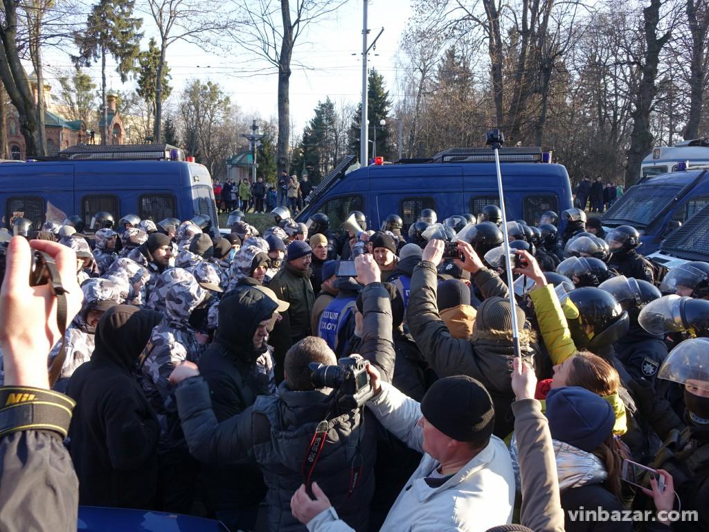 Сутички “Нацдружин” з поліцією: що відбувалося під час візиту Порошенка до Вінниці