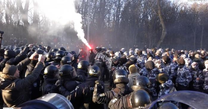 Столкновения «Нацдружин» с полицией: что происходило во время визита Порошенко в Винницу / Фото: Скрін YouTube