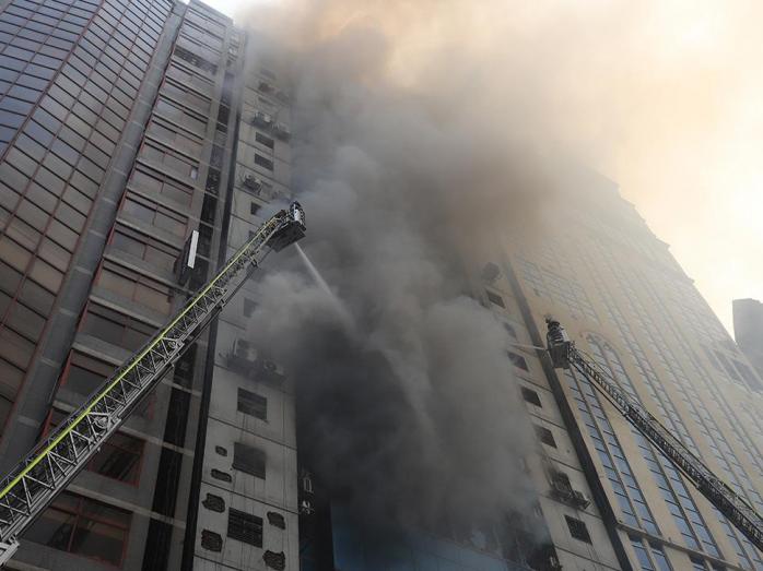 Пожар вспыхнул в офисном центре города Дакка. Фото: dailystar
